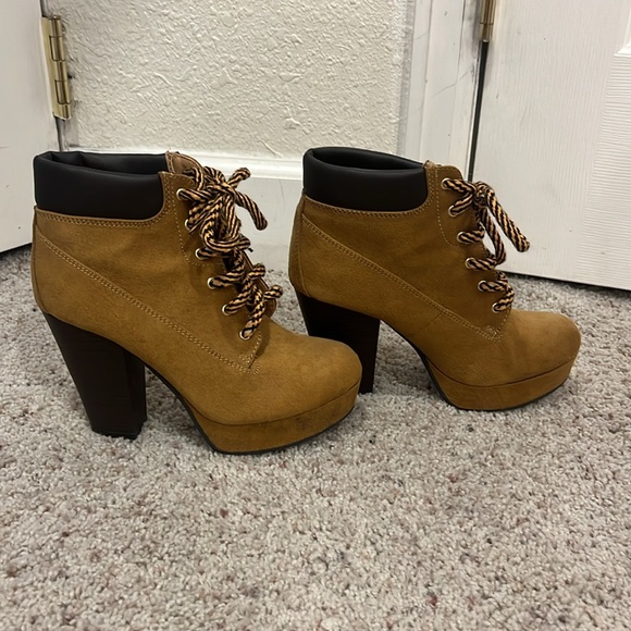 Women heeled “work boots” - Picture 4 of 6